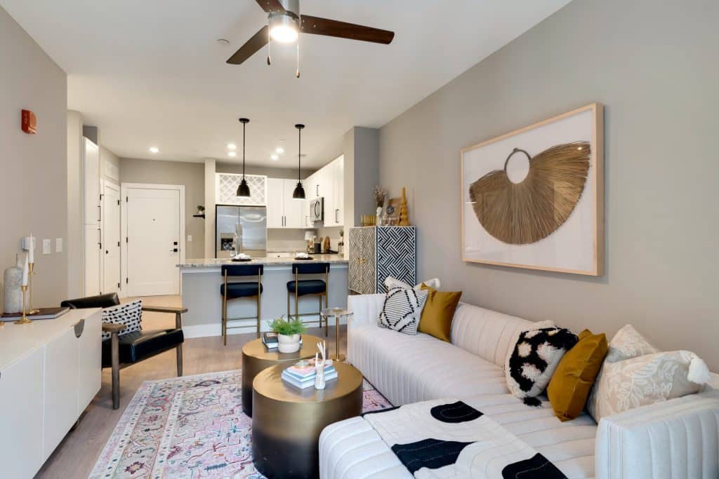 Furnished apartment living room with ceiling fan in apartments at Margaux Midtown